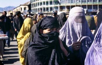 Благодетели! Талибы разрешили женщинам отказывать женихам и… умирать от голода