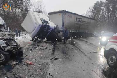 В Черниговской области фура протаранила пассажирский автобус: 11 человек погибли, 8 пострадали