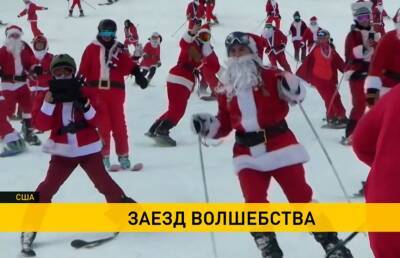 Сотни Санта-Клаусов в США прокатились на лыжах и сноубордах в рамках благотворительной акции