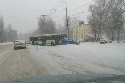 В Ярославле автобус врезался в придорожный столб