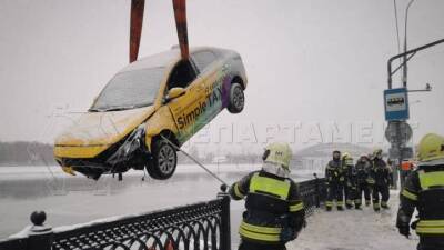 Спасатели ликвидируют последствия ДТП с упавшим в Москву-реку такси
