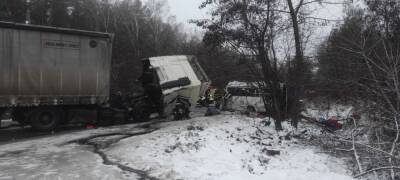 На Черниговщине грузовик столкнулся с маршруткой: 13 погибших