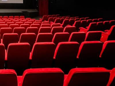 «Коммерсант»: Кинотеатры решили «бойкотировать» фильм «Елки-8»