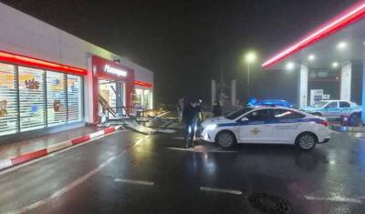 Пьяный водитель протаранил АЗС под Волгоградом после отказа заправить его авто