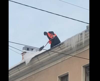Бесстрашные коммунальщики на крыше напугали петербуржцев