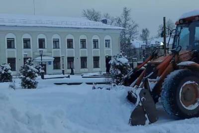Каток и снежную горку принялись обустраивать на Соборной площади в Старой Руссе