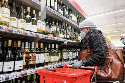 Михаил Михайлов - Нарколог назвал нелепой идею ограничить продажу алкоголя в Новый год - lenta.ru - Москва