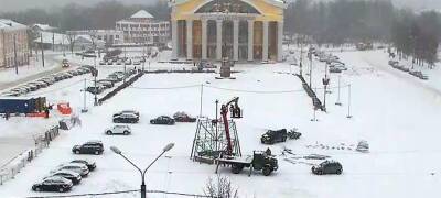 Началась установка главной новогодней елки Петрозаводска