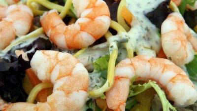 Диетический салат с кальмарами и креветками
