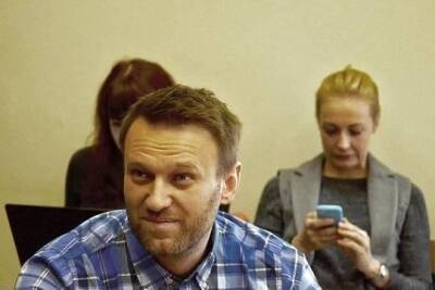 Навальный стал швеёй и вспомнил о феминистках
