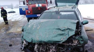 В Шкловском районе водитель легковушки при обгоне врезался во встречный автомобиль