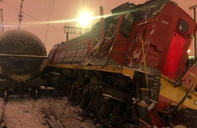 В Петербурге локомотив сошел с рельсов из-за обледенения путей