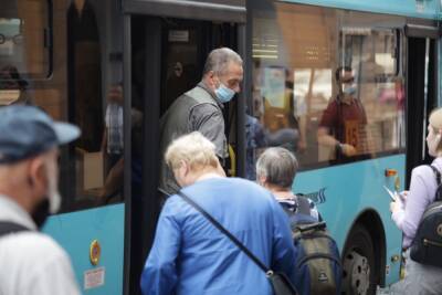 За отсутствие маски штрафуют в общественном транспорте Петербурга