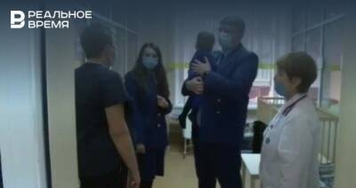 Работники прокуратуры Татарстана навестили в больнице девочку, над которой издевалась мать