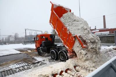 Комблаг начал строить снежные эвересты на окраинах Петербурга