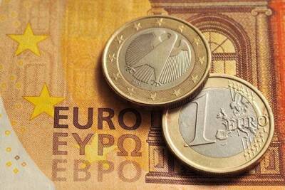 Курс евро снижается по отношению к доллару в свете сохранения мягкой монетарной политики ЕЦБ