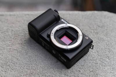 Нехватка чипов вынудила Sony прекратить продажи камеры ZV-E10 всего через несколько месяцев после выхода на рынок - itc.ua - Украина