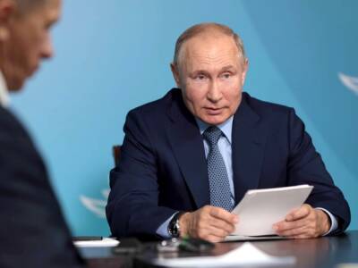 «Говорят, он не такой вредный вроде бы»: Путин привел мнение экспертов, которые сравнивают «омикрон» с «живой вакцинацией»