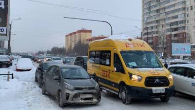 Жители ЖК «Зеленый квартал» рискуют попасть под фуру на Пулковском шоссе из-за неубранных сугробов
