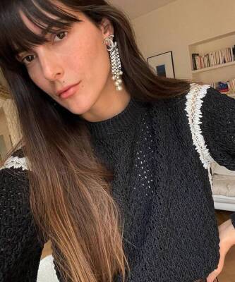 Серьги, которые всем нам нужны на Новый год: парижанка Лея Сфез нашла безупречные украшения к простому свитеру