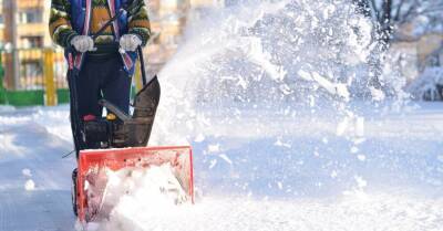 В Риге проведена принудительная очистка тротуаров от снега