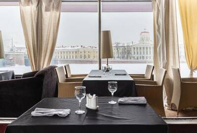 Плавучий ресторан «Акварель» начал тонуть у Биржевого моста в Петербурге