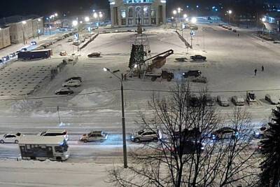 18-метровую новогоднюю ель начали устанавливать на площади Кирова в Петрозаводске