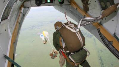 Бойцы спецназа ВВО отработали парашютное десантирование на Дальнем Востоке