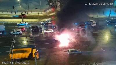 Автомобиль вспыхнул на Варшавском шоссе в Москве