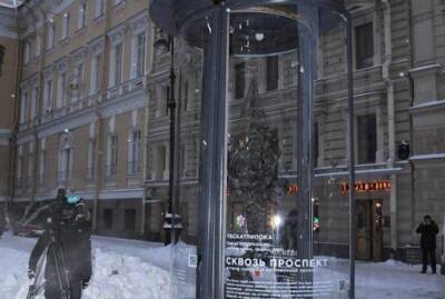 В центре Петербурга под открытым небом выставили скульптуры современных художников