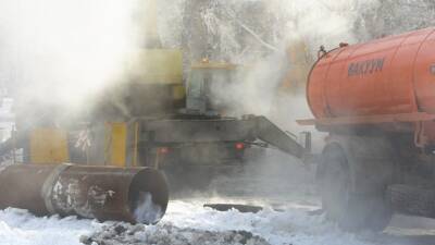 Гейзеры на улицах и дома без воды: Как Петербург переживает морозы