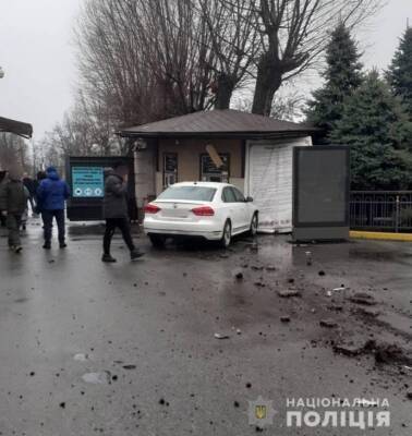 Граждане Саудовской Аравии на машине повредили вход в резиденцию Януковича
