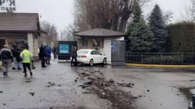 Под Киевом иностранец на автомобиле протаранил ворота резиденции Януковича (ВИДЕО)