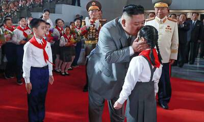 В Северной Корее ввели «налог на конфеты». Раз в год вождь раздает сладости всем детям страны