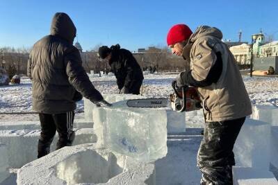 Тепло мешает строительству, лёд выгорает на солнце — скульптор городка на Ленина в Чите
