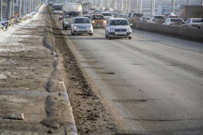 10 автомобилистов за ночь пробили колёса на Димитровском мосту в Новосибирске