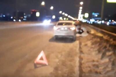 Автолюбители массово пробили колеса в ямах на Димитровском мосту ночью в Новосибирске