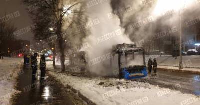Автобус сгорел на севере Москвы