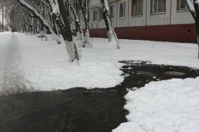 В Брянске проравло трубу на улице Костычева