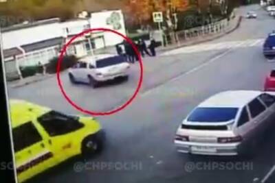 В Хостинском районе Сочи машина врезалась в остановку и задела человека