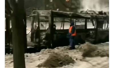 На севере Москвы полностью сгорел пассажирский автобус. Причина пожара выясняется