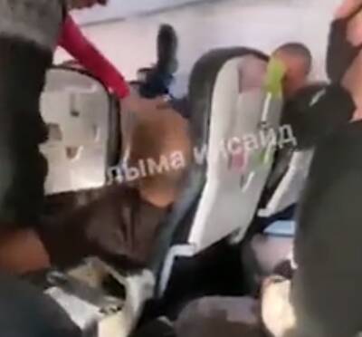 Пьяный пассажир устроил драку на борту летевшего в Новосибирск самолета