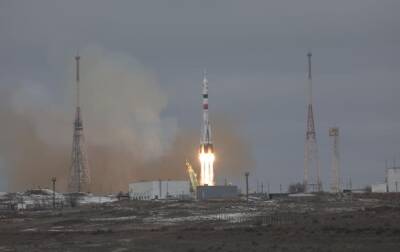 Россия запустила ракету Союз с туристами на МКС