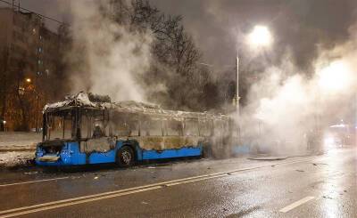 Рейсовый автобус сгорел на севере Москвы (видео)