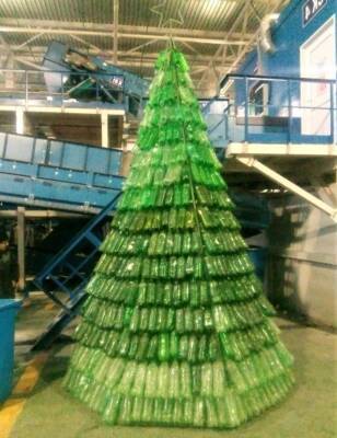 Работники тюменского «мусорного» регоператора сделали елку из использованных бутылок