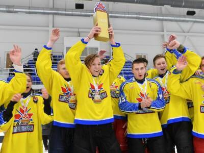 Глава Удмуртии наградил юных хоккеистов Глазова за успехи в спорте