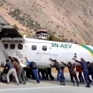 В Непале пассажиры толкали застрявший самолет