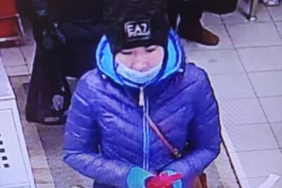Костромская полиция разыскивает охочую до чужих денег даму в синем пуховике