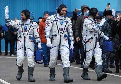 Российская ракета "Союз" отправила японских туристов к МКС