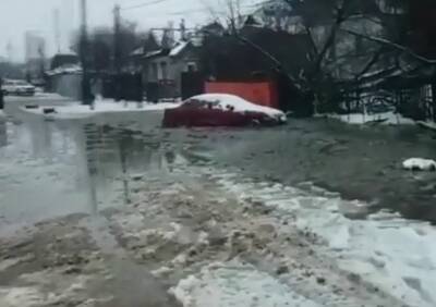 В Кальном затопило автомобили, припаркованные у домов рядом со строящейся школой